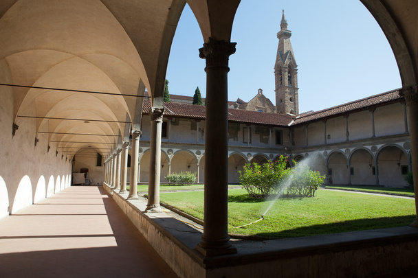 Patio interior de la basílica de Santa Croce en Florencia
, - Foto, imagen