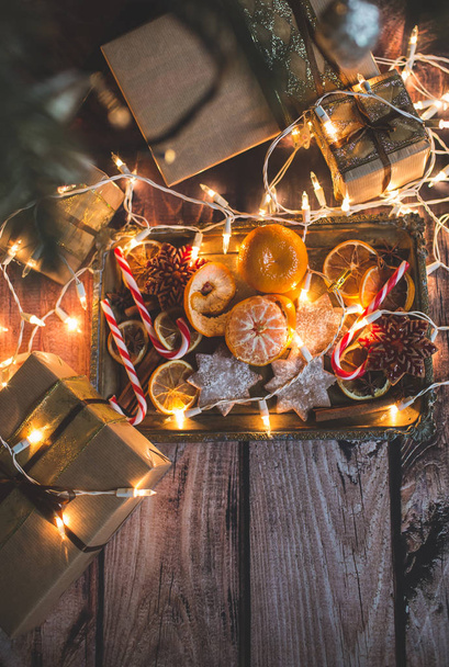 Karácsonyi keret fények, díszek, cukorka és dekorációk. Szabad hely - Fotó, kép