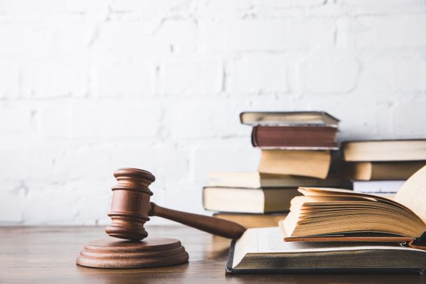открытые юридические книги с молотком на деревянном столе, понятие права
 - Фото, изображение