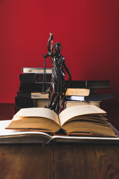 libros jurídicos abiertos con dama estatua de la justicia en la mesa de madera, concepto de ley
 - Foto, Imagen