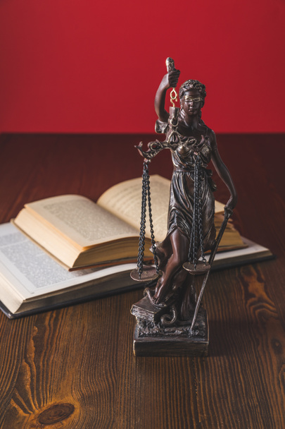 jogi könyvek nyitott hölgy igazságügyi szobor fából készült asztal, jogi fogalom - Fotó, kép