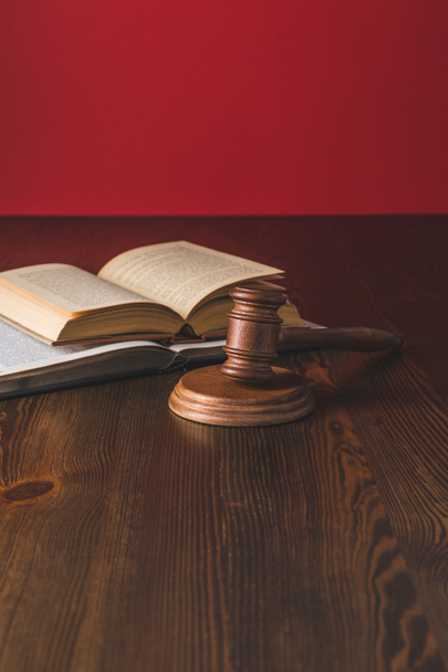 Avattu juridinen kirjoja vasaralla puinen pöytä, laki käsite - Valokuva, kuva