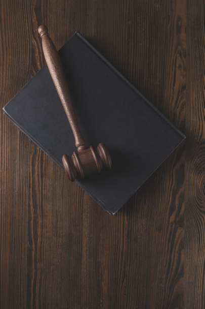 Юридична книга з молотком на дерев'яному столі, юридична концепція
 - Фото, зображення