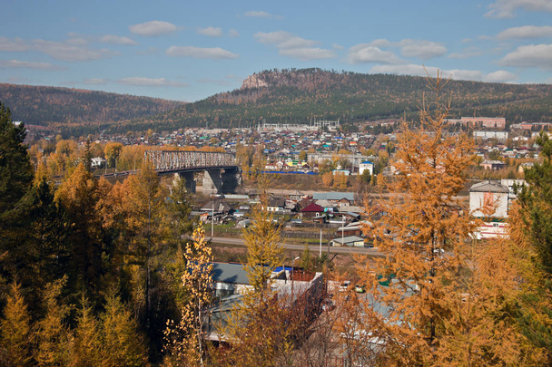 Uitzicht op de brug en de wijk "Rechniki" UST-Koet - Foto, afbeelding