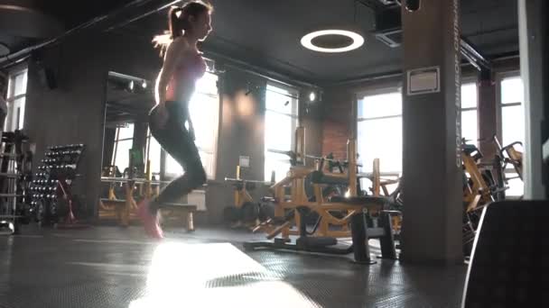 Çalışma dışarı spor eğitim kadın atlanıyor. İp atlama uygun genç kadın - Video, Çekim