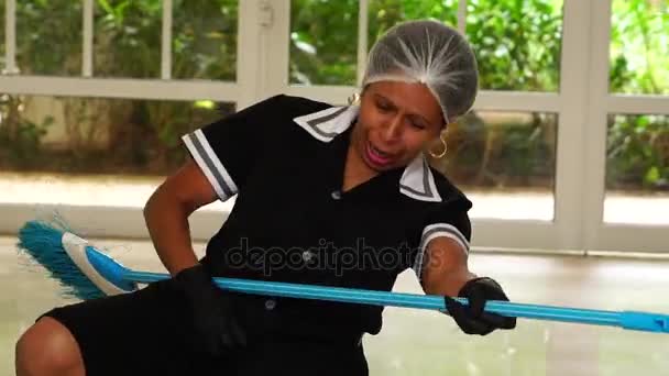 Haushälterin tanzt und hat Spaß - Filmmaterial, Video