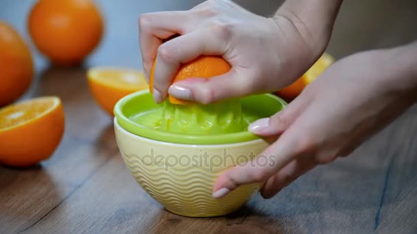 新鮮なオレンジ ジュースを絞る - 映像、動画
