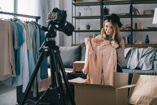 sorridente fashion blogger registrando il nuovo vlog sulla camicia
 - Foto, immagini