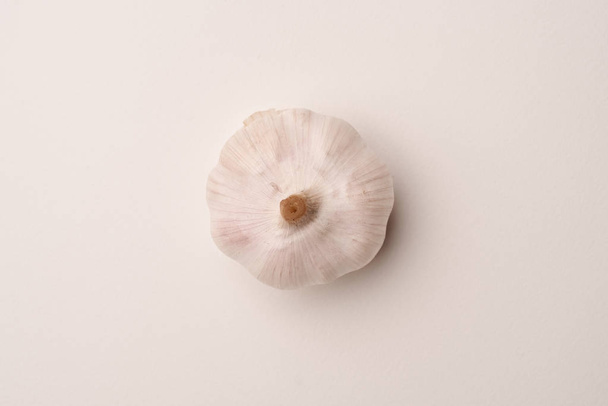 Close up of a fresh garlic isolated over white - Foto, afbeelding