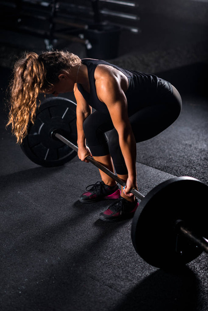 Levantamiento de pesas mujer en el entrenamiento en el gimnasio
 - Foto, imagen