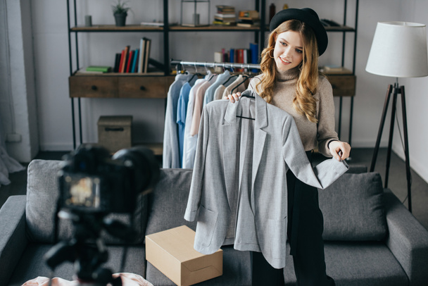 sorridente moda blogger gravação novo vlog sobre jaqueta
 - Foto, Imagem