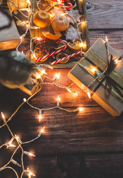 Sfondo natalizio con luci, ornamenti, caramelle e decorazioni. Spazio libero
 - Foto, immagini