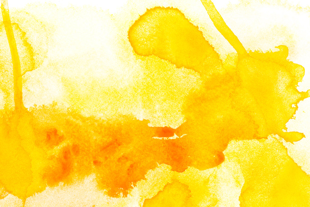 Pintura abstracta con manchas de pintura de color amarillo brillante sobre blanco
   - Foto, Imagen