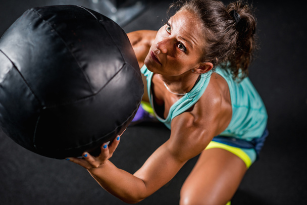 Mujer atleta haciendo ejercicio con balón de medicina
 - Foto, imagen