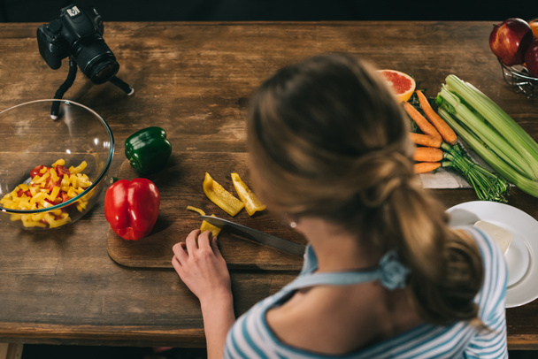 雌性食べ物ブロガー カット ピーマンのオーバー ヘッド ビュー - 写真・画像