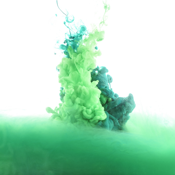 widok na mieszanie farby zielone i niebieskie plamy na białym tle z bliska - Zdjęcie, obraz