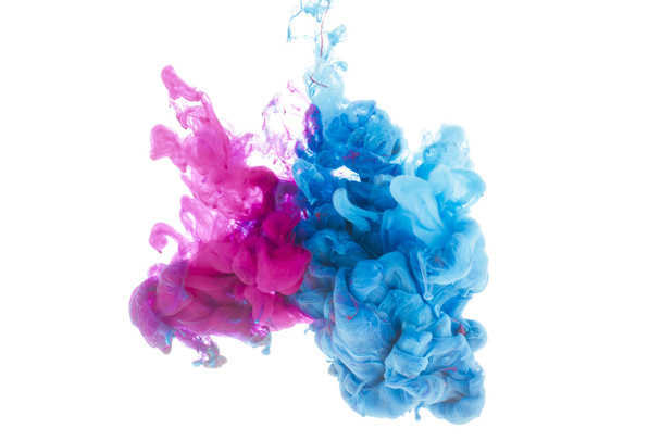 míšení cákance modré a růžové barvy, izolované na bílém - Fotografie, Obrázek