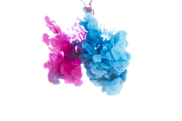 mezcla de salpicaduras de pintura azul y rosa aisladas en blanco
 - Foto, Imagen