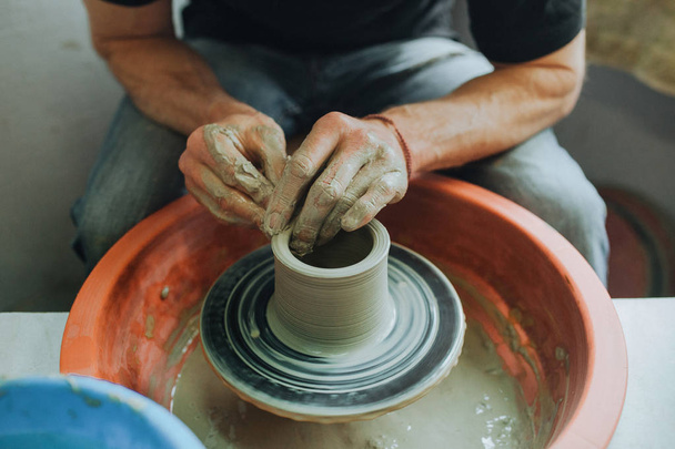陶器の車輪の上に陶器の鍋を作るポッター - 写真・画像