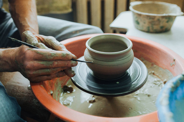 Fazekas kerámia edényt készít a kerámia keréken - Fotó, kép