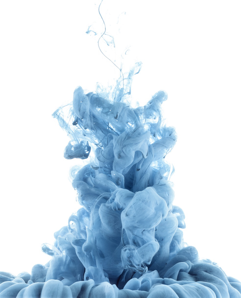 vue rapprochée des éclaboussures de peinture bleue dans l'eau, isolé sur blanc
 - Photo, image