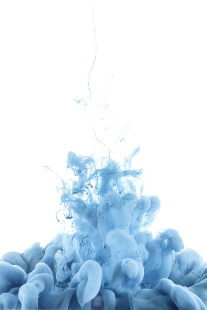 Nahaufnahme des Mischens von blauen und weißen Farbspritzern isoliert auf weiß - Foto, Bild