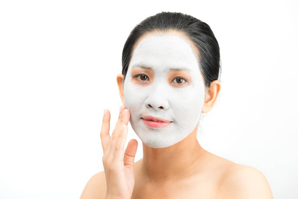 Jovem mulher argila máscara facial descascamento natural com máscara purificante o
 - Foto, Imagem