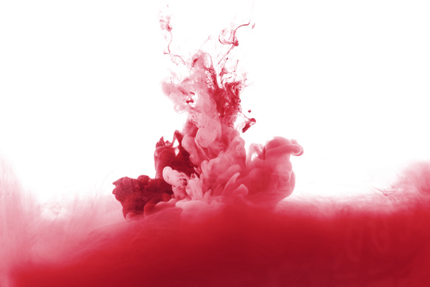 rode verf plons in water, geïsoleerd op wit - Foto, afbeelding