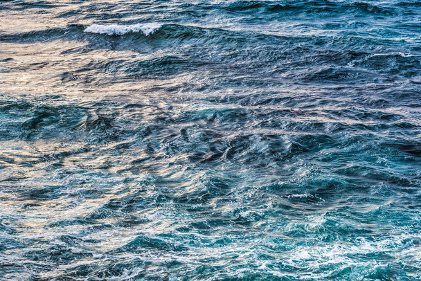 Gros plan sur la mer agitée en Sardaigne
 - Photo, image