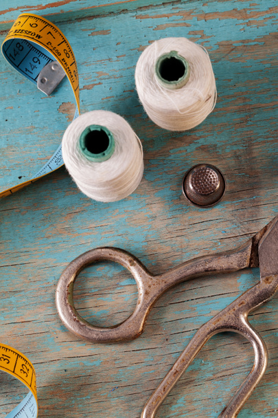 Ретро шитье аксессуары на синем деревянном фоне
 - Фото, изображение