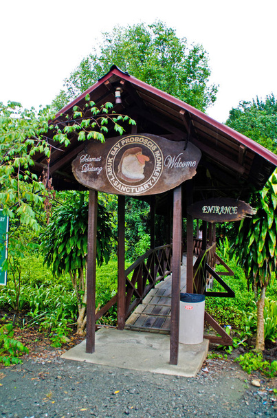 SANDAKAN, SABAH, MALAYSIA 09,2013: Главный вход Plat B, Labuk Bay Proboscis Monkey Sanctuary. находится рядом с городом Фаунг Самаванг и находится в штате Сабах, Малайзия
. - Фото, изображение