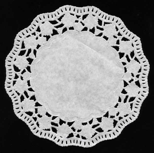 Dekoracyjny okrągły koronki papier lub serwetka - gotowy na ciasto - rozmiar Xl - Zdjęcie, obraz