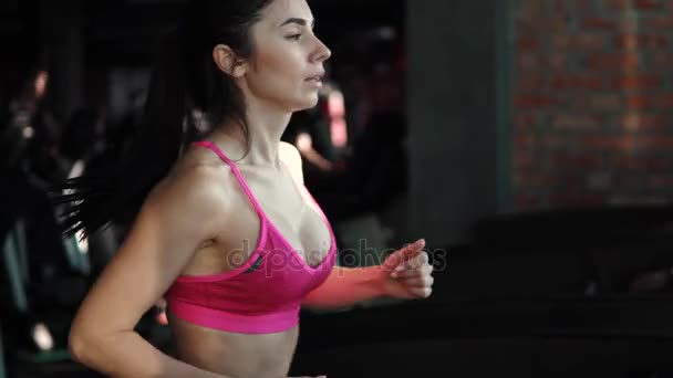 spor salonunda treadmill bir kız closeup portresi. kardiyo koşu bandı üzerinde. kilo kaybı için egzersizler. - Video, Çekim