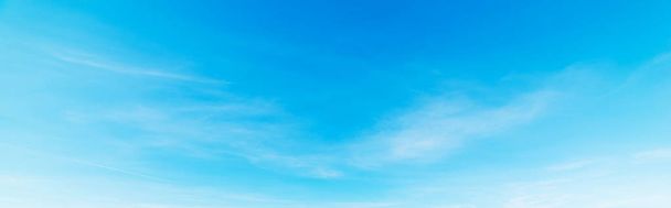 blauer Himmel und Zirruswolken - Foto, Bild