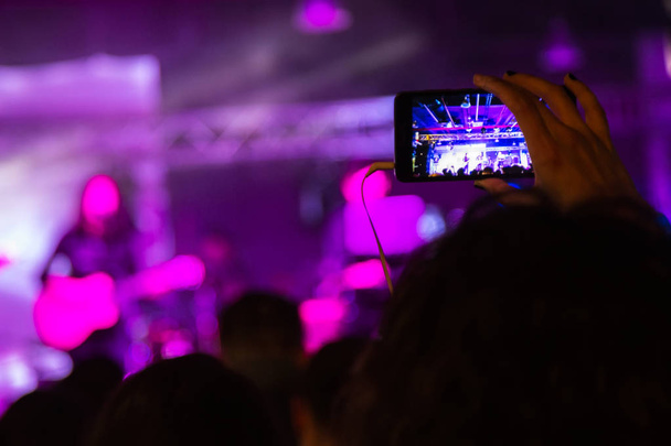 Σκοποβολή μια συναυλία σε ένα smartphone - Φωτογραφία, εικόνα