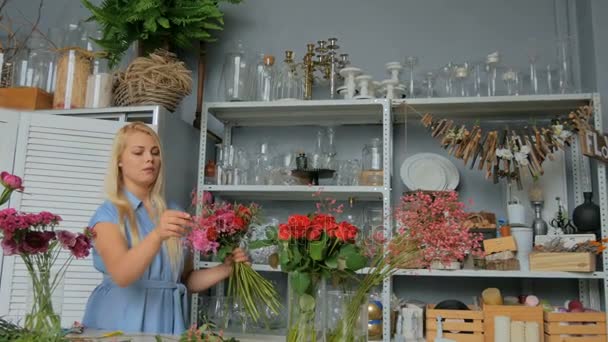Profesjonalny kwiaciarnia podejmowania piękny bukiet w kwiaciarnia - Materiał filmowy, wideo