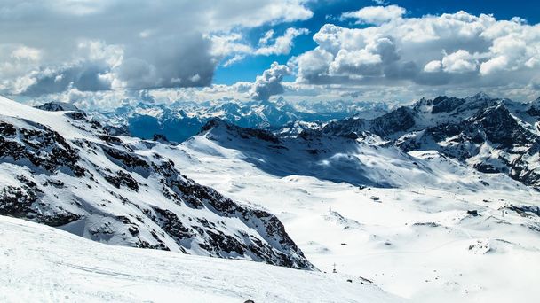 dia ensolarado nas pistas de esqui de Cervinia
 - Foto, Imagem