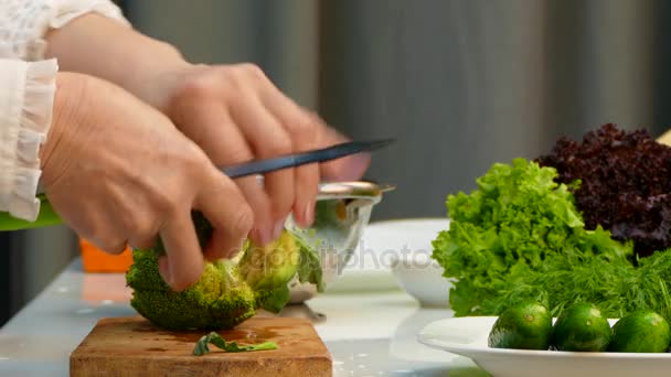 Chef Découpe de brocoli frais sur carton à découper
 - Séquence, vidéo