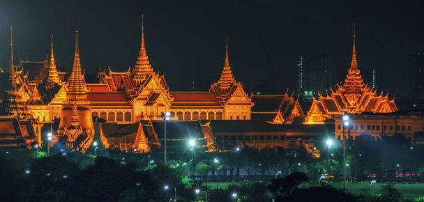 Bel colpo di punto di riferimento del palazzo reale o Grand Palace o wat pra kaew o smeraldo tempio buddha al crepuscolo nel cuore di Bangkok, Thailandia
, - Foto, immagini