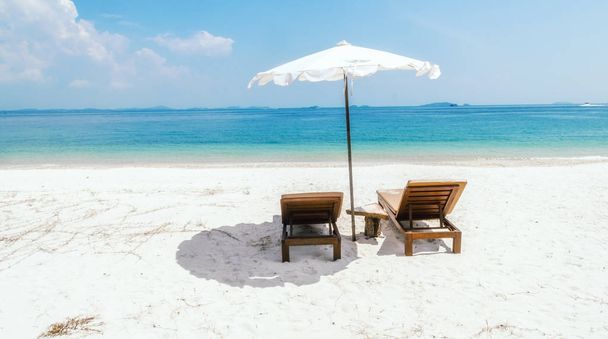 人なしの 2 つの寝椅子台と海の風景 - 写真・画像