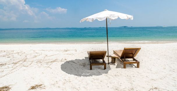 İnsanlar olmadan iki şezlong şemsiye ile deniz manzarası - Fotoğraf, Görsel