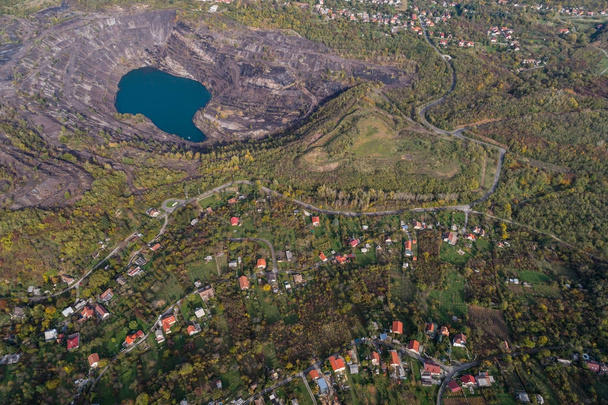 Αεροφωτογραφία, βαθύ ορυχείο στη λίμνη - Φωτογραφία, εικόνα