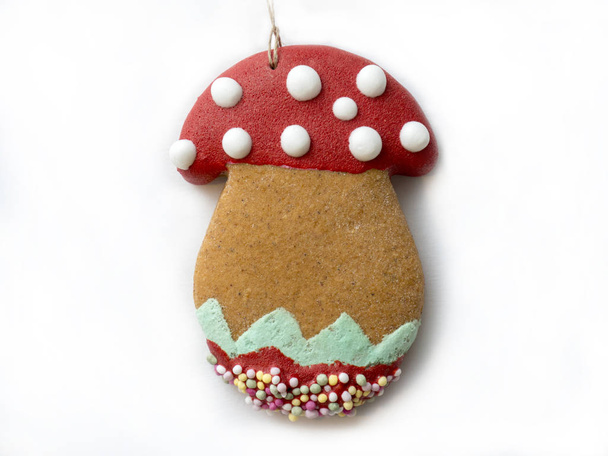 Renkli krema ve şeker ile süslenen Noel şekilli kurabiye ağacı - Fotoğraf, Görsel
