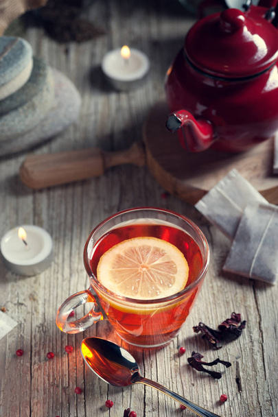 Стекло с красным чаем на деревенской деревянной доске
 - Фото, изображение