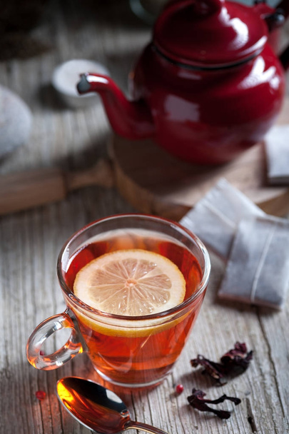 Γυαλί με το κόκκινο τσάι σε ρουστίκ ξύλινα tabl - Φωτογραφία, εικόνα