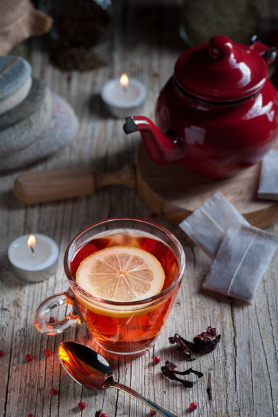 Vidro com chá vermelho na mesa de madeira rústica
 - Foto, Imagem