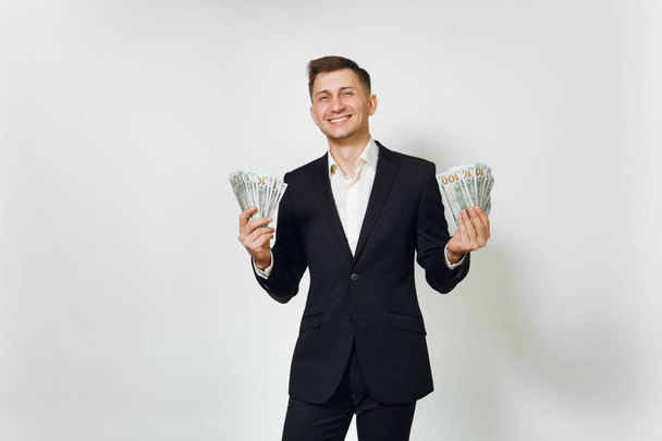 Jonge succesvolle knappe rijke zakenman in zwart pak holdin - Foto, afbeelding
