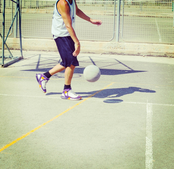 Giocatore di basket dribbling in un parco giochi
 - Foto, immagini