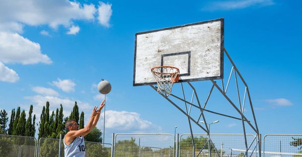 Jugadores de baloncesto zurdos disparando en un parque infantil
 - Foto, imagen