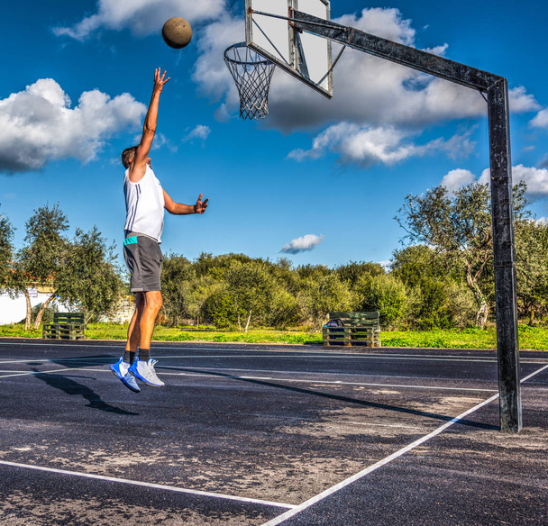 Gancio bambino sparato in un parco giochi di basket
 - Foto, immagini